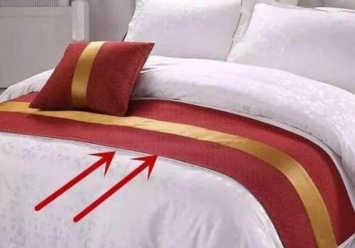 酒店床上一条长条布有什么用
