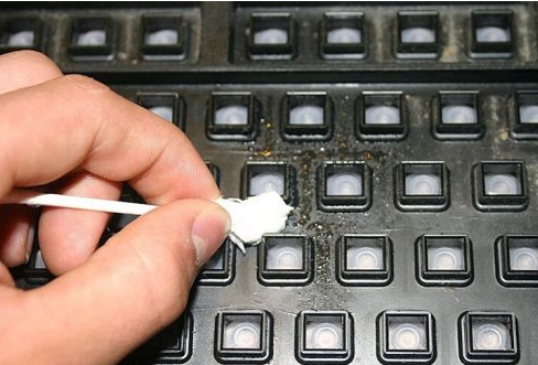电脑键盘失灵按键错乱怎么解决